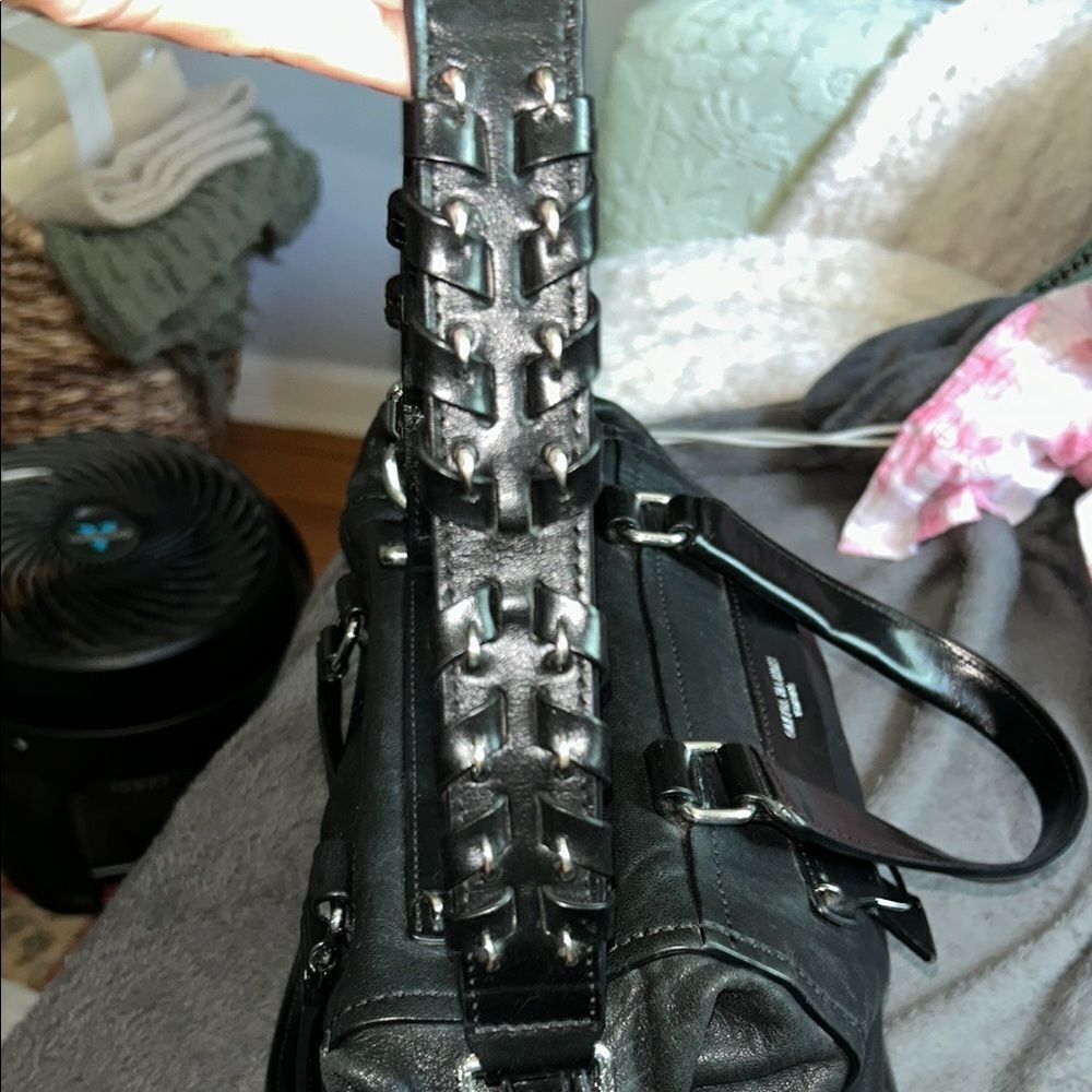Olivia Harris Black Leather Duffel Bag with Modern Chain-Link Design - Picture 4 of 16